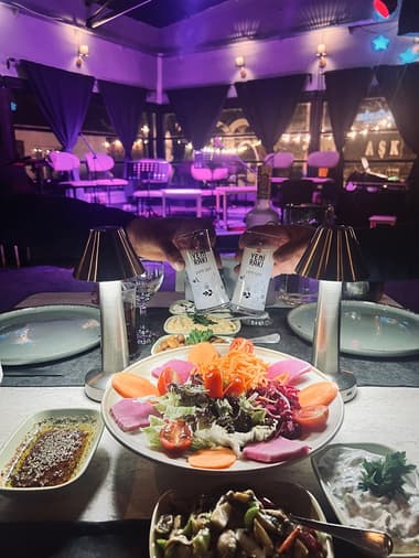 Mango Garden İs Sahne Mango Garden İs Sahne